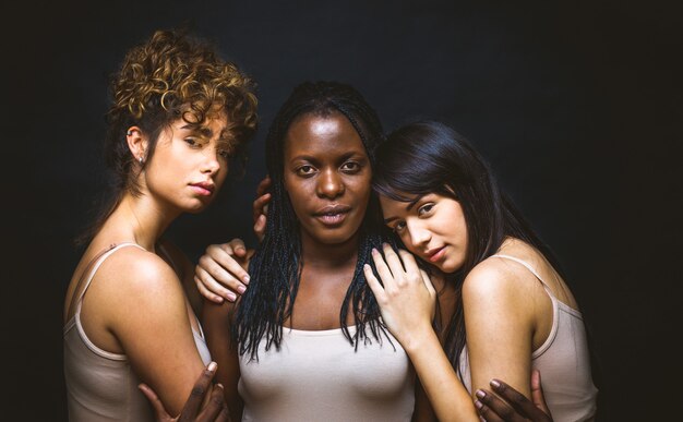 Grupo multicultural de hermosas mujeres posando en ropa interior