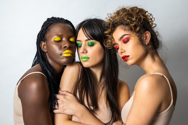 Grupo multicultural de hermosas mujeres posando en ropa interior