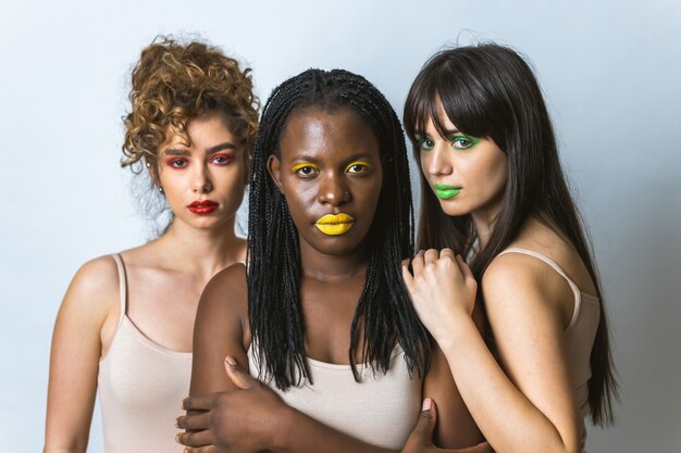 Foto grupo multicultural de hermosas mujeres posando en ropa interior