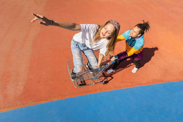 Grupo multicultural de jóvenes amigos que se unen al aire libre y se divierten - Adolescentes elegantes y geniales reunidos en un parque de patinaje urbano