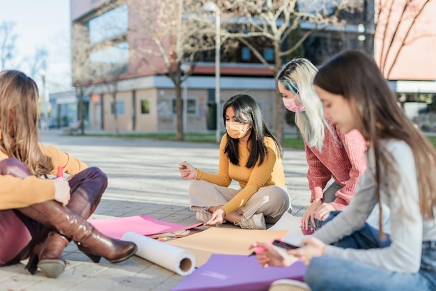 Grupo multicultural preparando juntos el movimiento feminista día internacional de la mujer m