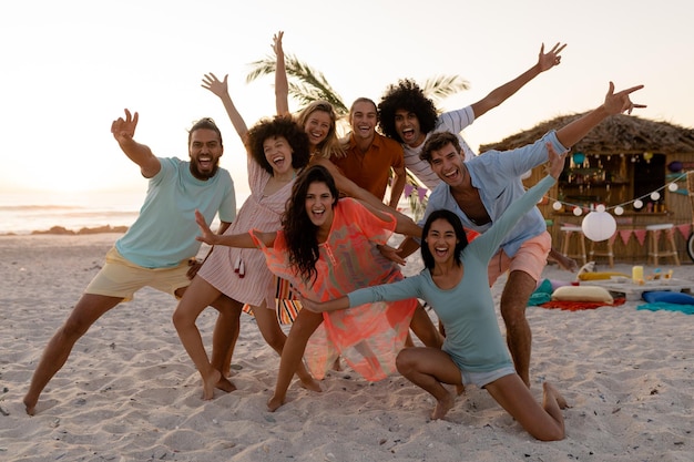 Un grupo multiétnico de amigos disfrutando de su tiempo juntos, posando para una foto, mirando a la cámara y sonriendo