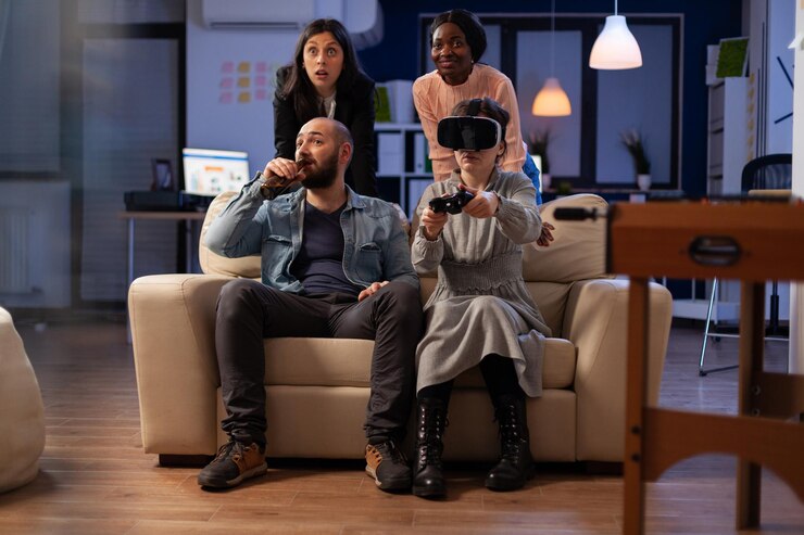 Foto grupo multiétnico de compañeros de trabajo divirtiéndose con videojuegos y gafas de realidad virtual en una fiesta de tragos en la oficina. gente disfrutando de la tecnología vr y el juego en línea en la celebración después del trabajo.