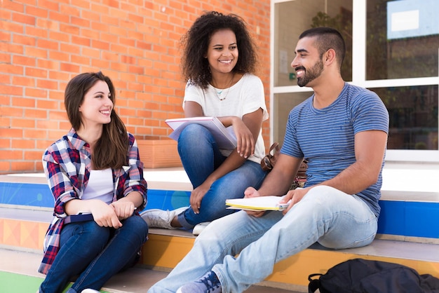 Grupo multiétnico de estudantes no campus da escola