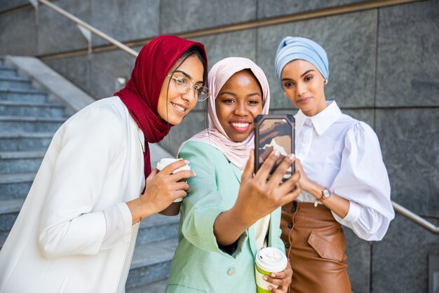 grupo multiétnico de garotas muçulmanas usando roupas casuais e hijab tradicional