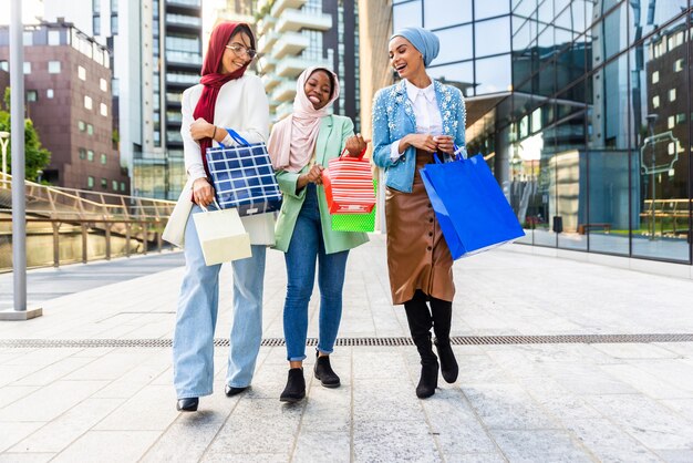 Grupo multiétnico de garotas muçulmanas vestindo roupas casuais e vínculos tradicionais de hijab