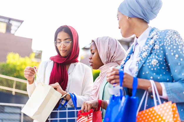 Foto grupo multiétnico de garotas muçulmanas vestindo roupas casuais e vínculos tradicionais de hijab