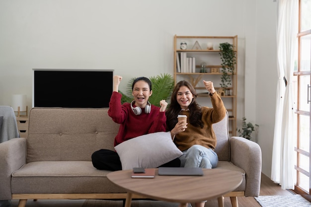 Foto grupo multiétnico de jovem se divertindo assistindo tv