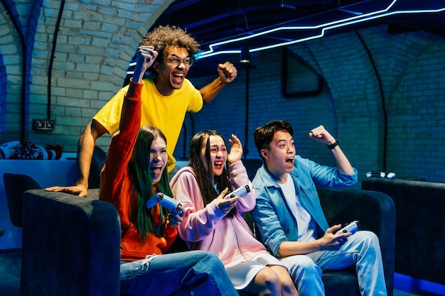 Grupo multiétnico de jovens amigos jogando videogames em casa