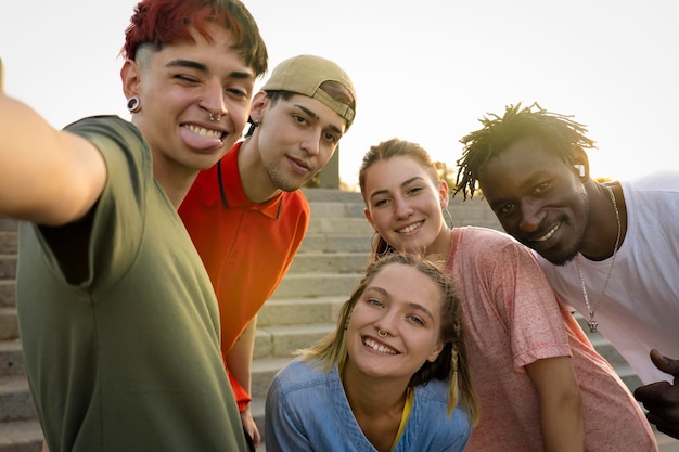 Grupo multiétnico de jovens fazendo uma selfie