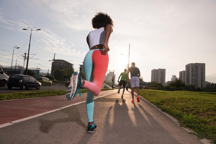 Foto grupo multiétnico de jovens na bela manhã jogging enquanto o sol nasce nas ruas da cidade