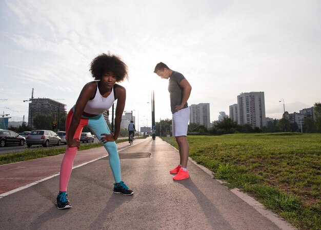 grupo multiétnico de jovens na bela manhã jogging enquanto o sol nasce nas ruas da cidade