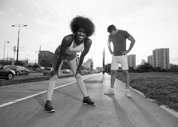 Foto grupo multiétnico de jovens na bela manhã jogging enquanto o sol nasce nas ruas da cidade