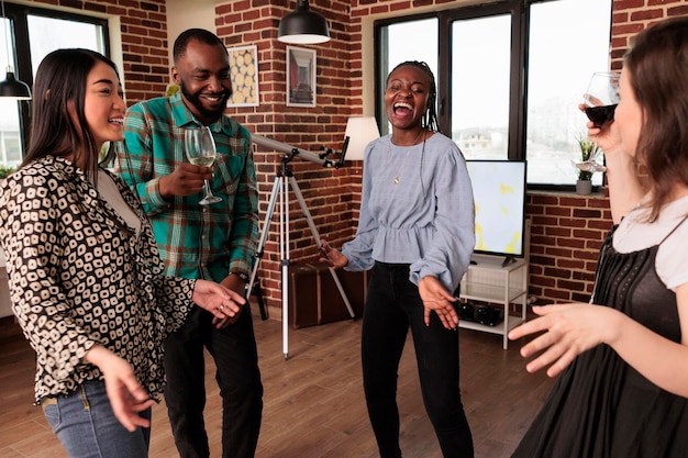 Grupo multiétnico de pessoas se divertindo, sorrindo, rindo, gargalhando. diversas festas de parceiros, reencontros, encontros, bebendo vinho. companheiros de culturas distintas apreciam a união.