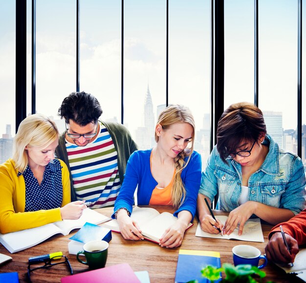 Grupo multiétnico de reunião de pessoas