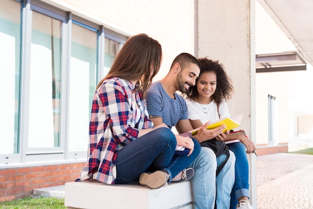 Foto grupo multiétnico de estudiantes en el campus de la escuela