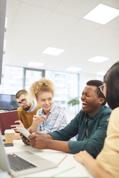 Grupo multiétnico de estudiantes que estudian en la biblioteca de la universidad