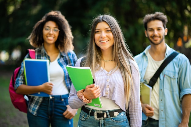 Un grupo multiétnico feliz de estudiantes sonriendo al aire libre