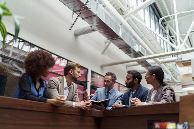 Grupo multiétnico de gente de negocios hablando en la oficina durante el descanso Concepto de trabajo en equipo