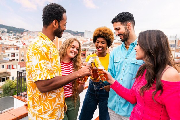 Grupo multiétnico de jóvenes amigos felices cenando barbacoa en la azotea en casa