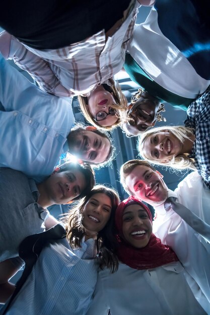 Foto grupo multiétnico de jóvenes empresarios que celebran el éxito en sus lugares de trabajo en el éxito de la oficina de inicio y el concepto ganador