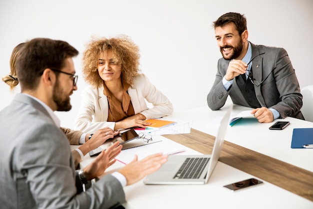 Grupo multiétnico de jóvenes empresarios trabajando juntos y preparando un nuevo proyecto en una reunión en la oficina