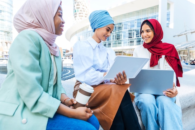 Grupo multiétnico de niñas musulmanas con ropa casual y unión tradicional hijab y divertirse al aire libre - 3 niñas árabes