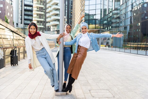 Grupo multiétnico de niñas musulmanas con ropa casual y unión tradicional hijab