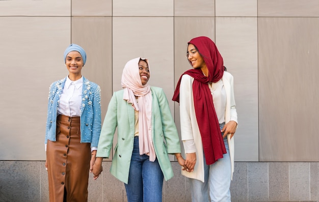 Grupo multiétnico de niñas musulmanas con ropa casual y unión tradicional hijab