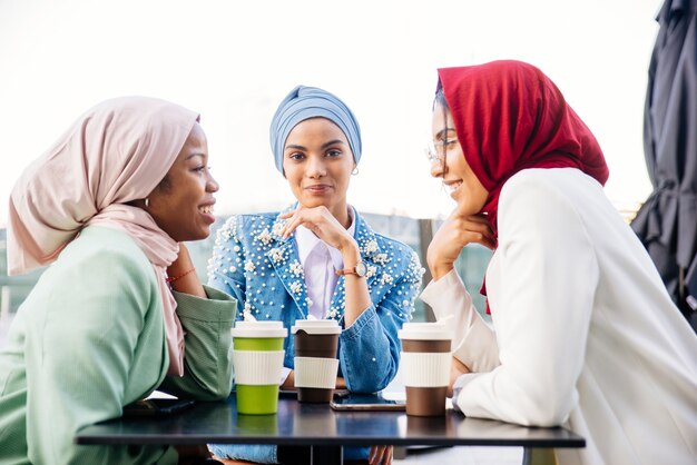 Grupo multiétnico de niñas musulmanas vistiendo ropa casual y tradicional hijab unión al aire libre