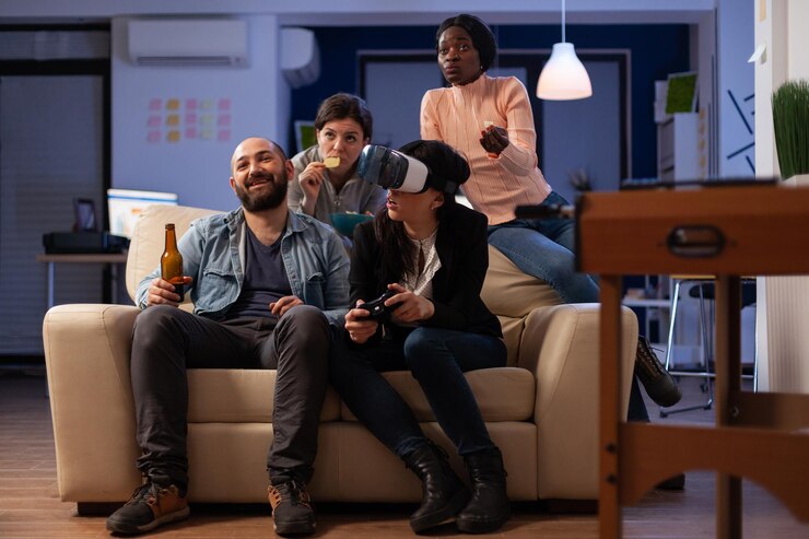 Foto grupo multiétnico de personas divirtiéndose con videojuegos en consola y gafas de realidad virtual. reunión de compañeros de trabajo en la celebración de la fiesta de la oficina con bebidas de cerveza después de las horas de trabajo.