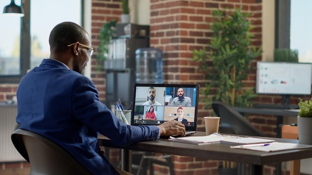 Grupo multiétnico de personas hablando en una videoconferencia remota en la oficina de la empresa, haciendo una reunión de negocios en línea. Chatear en videoconferencia para conversaciones de teletrabajo en Internet.