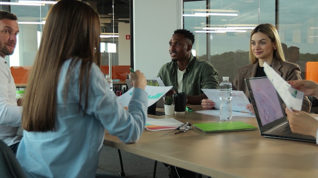 Grupo multiétnico de personas en la oficina moderna equipo de negocios creativos trabajando en proyecto juntos riendo y sonriendo