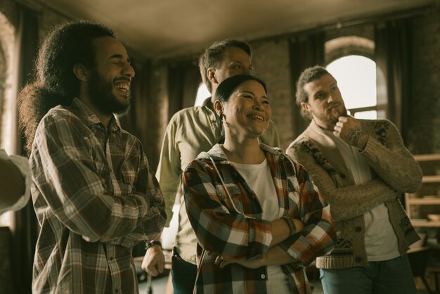 Foto grupo multiétnico rindo na luz de fundo