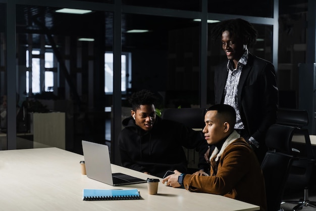 Grupo multinacional de lluvia de ideas de colegas que trabajan en línea en un proyecto en la sala de reuniones Hombre de negocios africano negro y asiático trabajan juntos en equipo