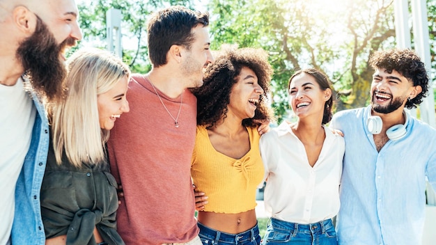 Foto grupo multirracial de amigos divirtiéndose juntos en el parque