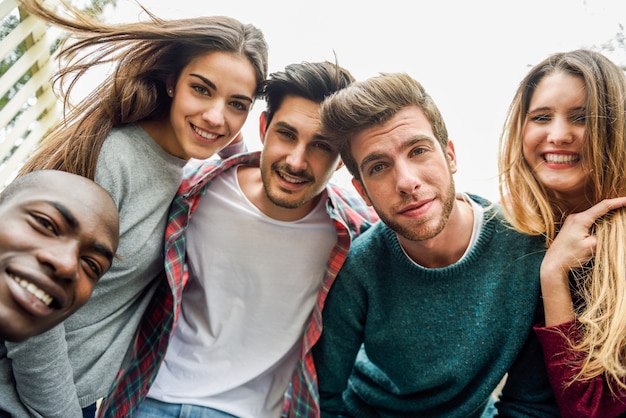 Foto grupo multirracial de amigos que toman selfie