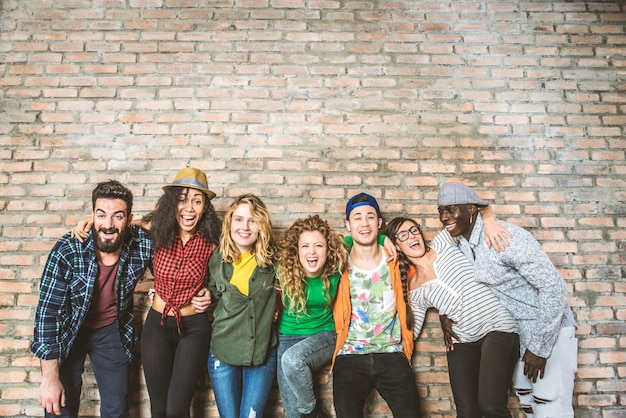 Foto grupo multirracial de amigos