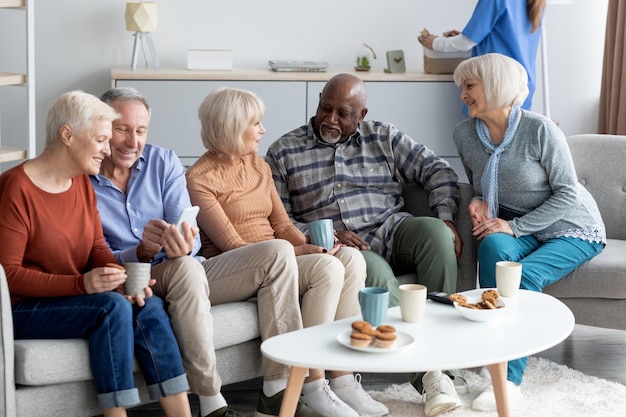 Foto grupo multirracial de ancianos alegres relajándose juntos