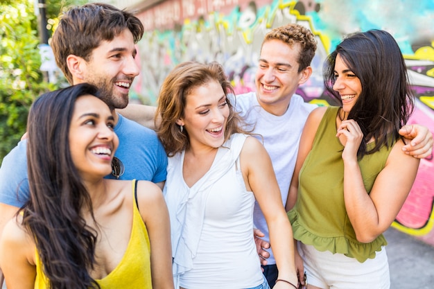 Grupo multirracial de amigos juntos na cidade