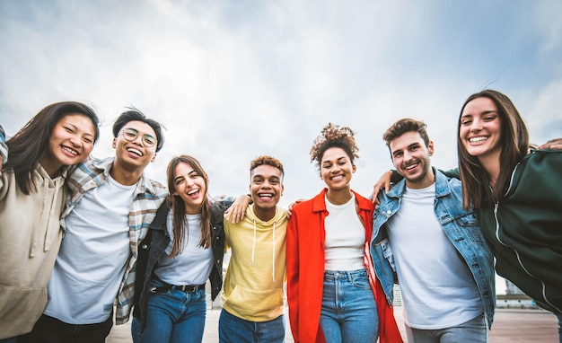 Grupo multirracial de amigos tirando fotos de selfie ao ar livre