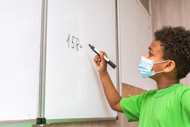 Foto grupo multirracial de crianças na escola primária alunos brincalhões aproveitando o horário escolar