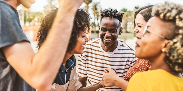 Grupo multirracial de jovens se divertindo juntos na rua da cidade