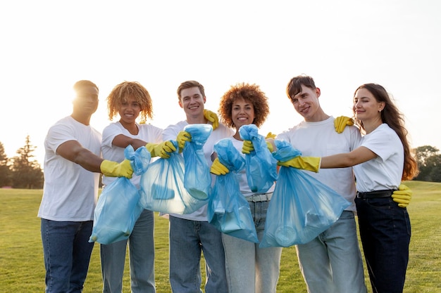 Foto grupo multirracial de personas voluntarios con guantes con bolsas de basura recogen basura y plástico