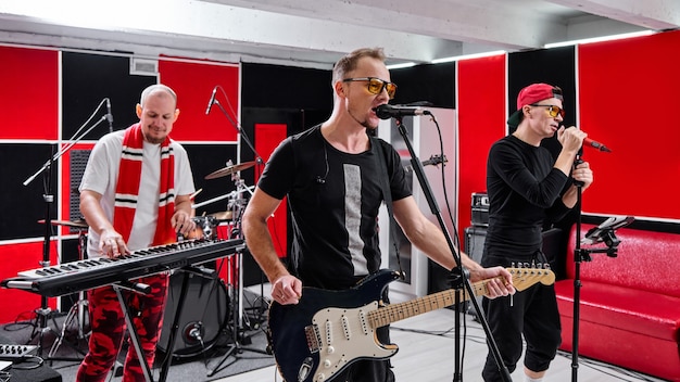 Grupo de música moderna en la base de ensayo, grabación de álbum de pistas