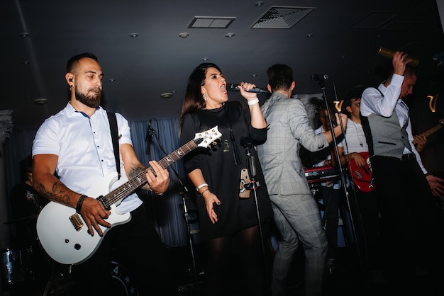 Grupo musical, banda, no palco em raios brilhantes