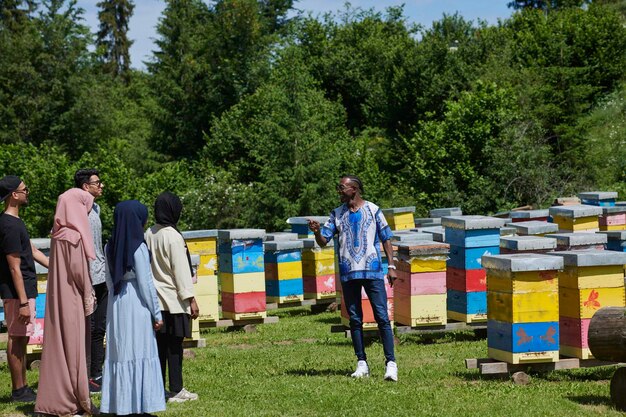 grupo de musulmanes africanos visitando la granja local de producción de miel