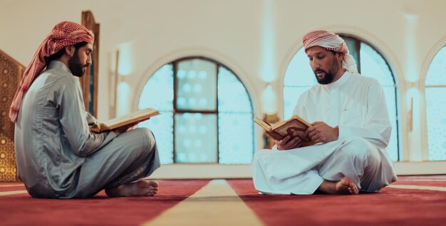 Un grupo de musulmanes leyendo el libro sagrado del Corán en una mezquita moderna durante la festividad musulmana del Ramadán.