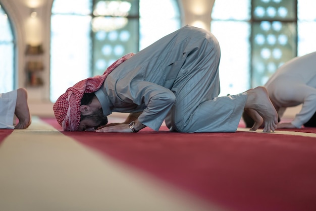 grupo de musulmanes rezando namaz en la mezquita.