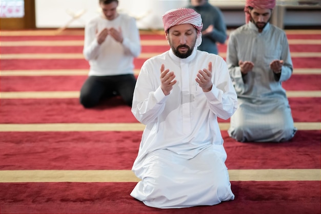 grupo de musulmanes rezando namaz en la mezquita.